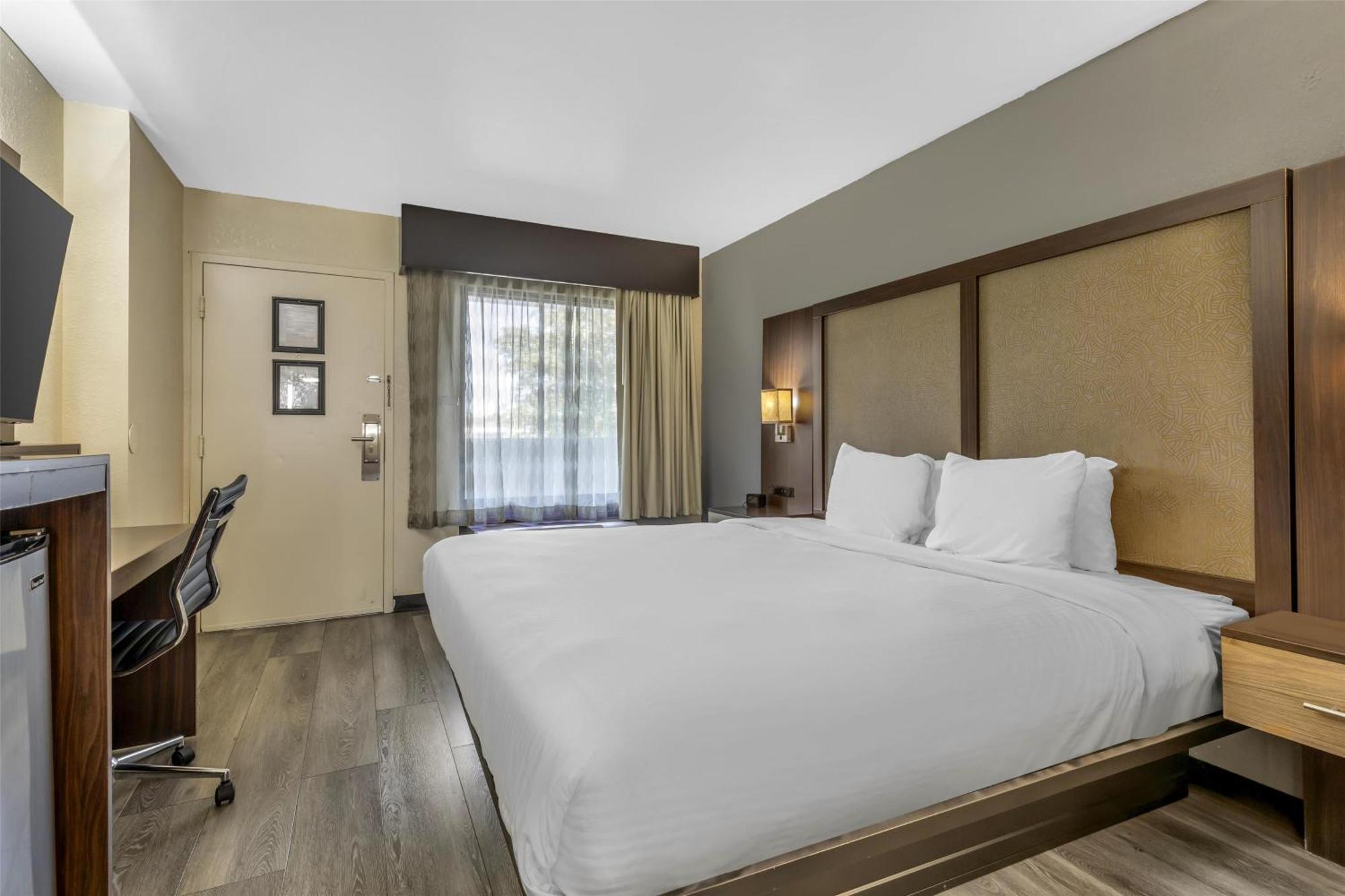 Western Plaza 3*