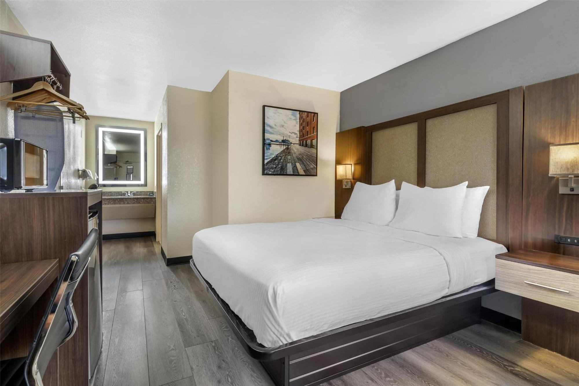 Western Plaza Hotel 3*