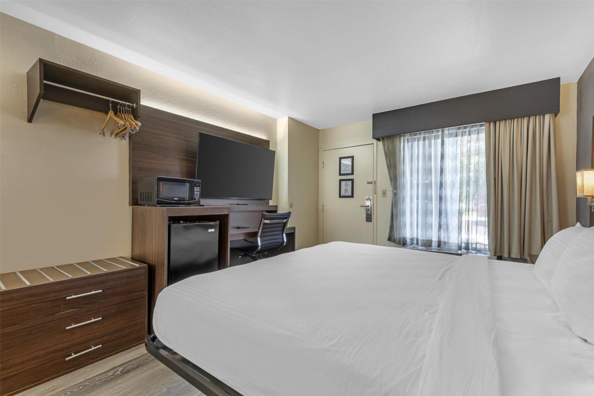 Hotel Western Plaza 3*